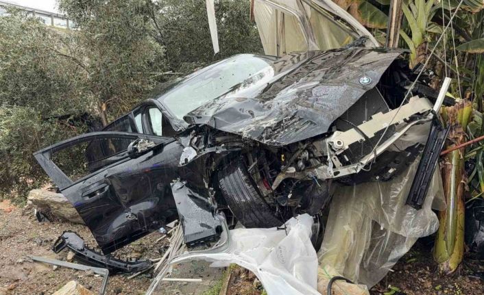 Lüks otomobil seraya daldı aynı noktada 3 günde ikinci kaza: 4 yaralı