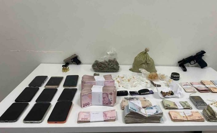 Maltepe’de zula evine operasyon: Kilolarca uyuşturucu ve nakit para ele geçirildi