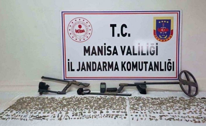 Manisa’da 2 bin 580 sikke ve 235 tarihi obje ele geçirildi