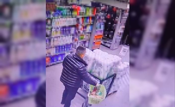 Marketten alkol çaldı, kimse görmeden şişeleri pantolonun içine soktu