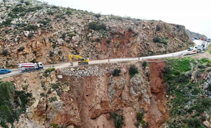 Mersin’de çöken yolda çalışmalar sürüyor: Mersin-Antalya yolunda trafik kontrollü sağlanıyor