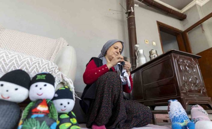 Mersin’de evler atölyeye dönüştü: Kadınlar çoraptan oyuncak yapıyor
