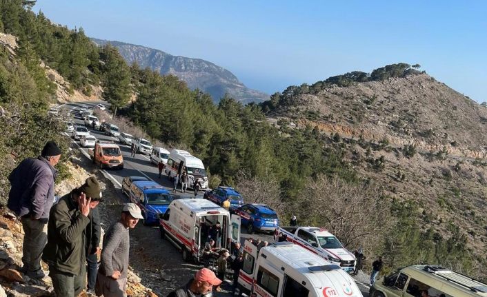 Mersin’de işçi servisi uçurumdan yuvarlandı: Ölü ve çok sayıda yaralı var