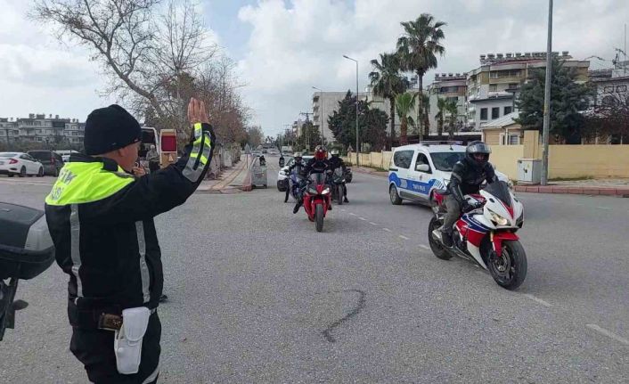 Mesleğinde 32 yılı geride bırakarak emekli olan trafik polisinin son görevinde motosikletlilerden sürpriz
