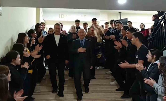 Meslek hayatında 50 bin öğrencinin hayatına dokunan 40 yıllık öğretmene alkışlar içerisinde hüzünlü veda