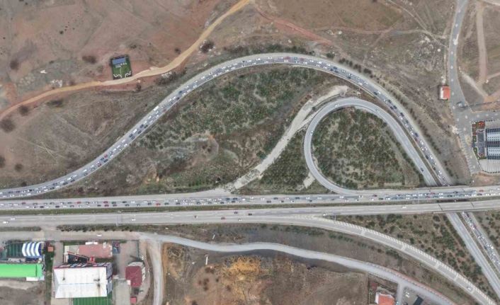 Milyonlarca öğrenci pazartesi ders başı yapacak, tatilciler dönüşe geçti: 43 ilin geçiş noktasında yoğun trafik