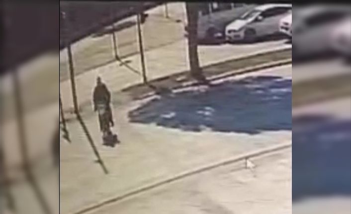 Motosikletiyle yaya geçidinden geçmek isteyen adamın hayatını kaybettiği kaza anları ortaya çıktı