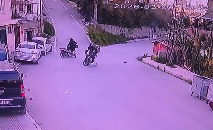 Motosikletlerin kafa kafaya çarpıştığı kazada şahısların yere savrulduğu anlar kameraya yansıdı