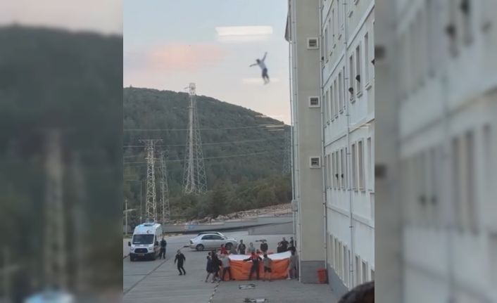 Muğla’da korku dolu anlar: Yurdun camına çıkan genç hava yastığına atladı
