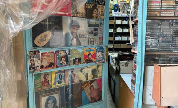 Müzik dünyasının geçmişine 20 yıldır topladığı plak ve kasetlerle ışık tutuyor
