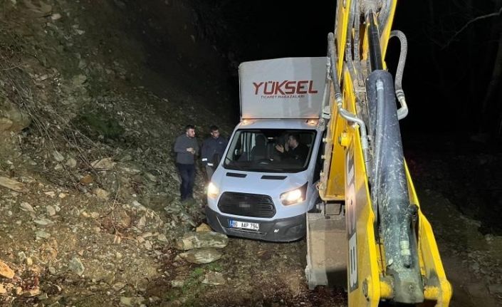 Navigasyonun yanılttığı 3 kişi, dağ yolunda araçla çamura saplanarak mahsur kaldı