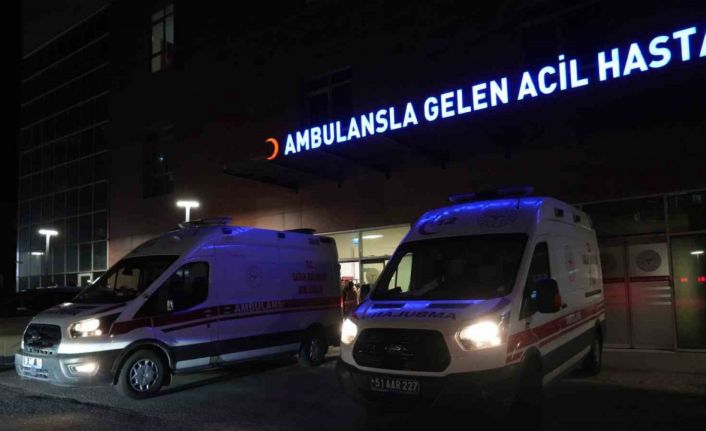 Niğde’de kontrolden çıkan otomobil elektrik direğine çarptı: 1 ölü, 1 yaralı