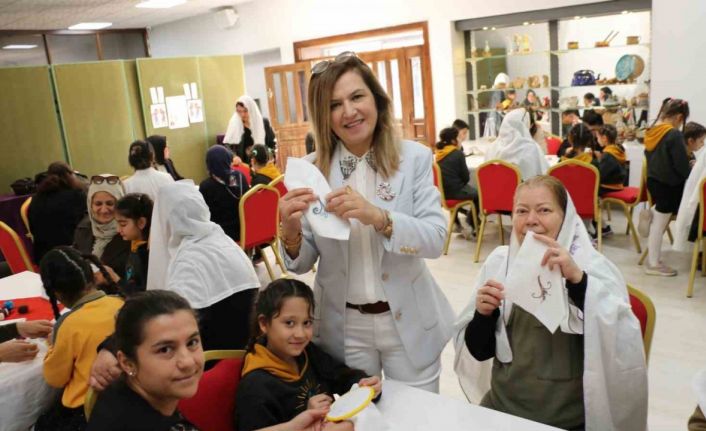 Nineler ve torunları mendil geleneğinde buluştu: Ellerini öptükleri ninelerinin sardığı mendillerden hediyelerini aldılar