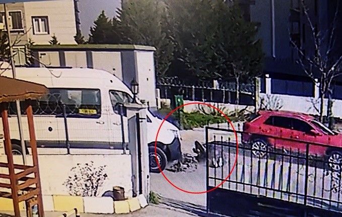 Okul servisine çarpmamak için motosikletten düşüp metrelerce savruldular: O anlar kamerada