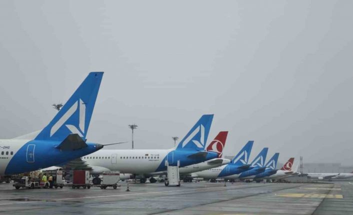 Olumsuz hava şartlarına rağmen İGA İstanbul Havalimanı’nda operasyonlar devam ediyor