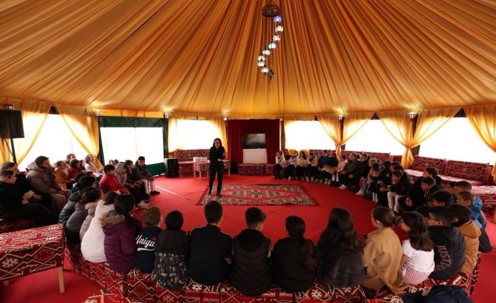 Otağ çadırında minik kitapseverler için imza günü