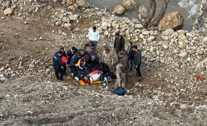 Otomobil dere yatağına yuvarlandı: 3 yaralı