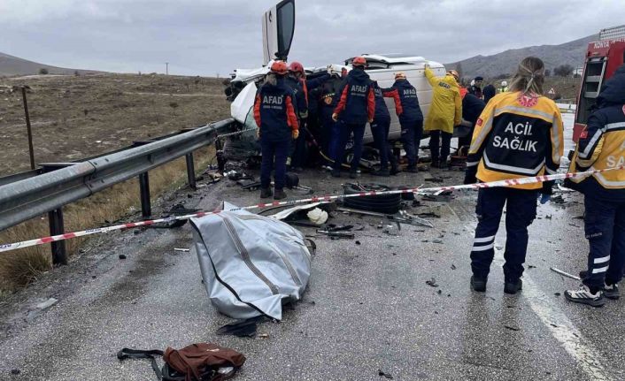 Otomobil hafif ticari araçla çarpıştı: Baba oğul öldü, 4 kişi yaralandı