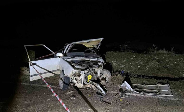 Otomobillerin kafa kafaya çarpıştığı kazada 1 kişi öldü, 1 kişi yaralandı