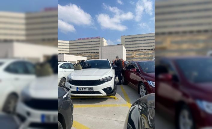 Otoparkta panik dolu anlar... Araçta kilitli kalan çocuk cam kırılarak kurtarıldı