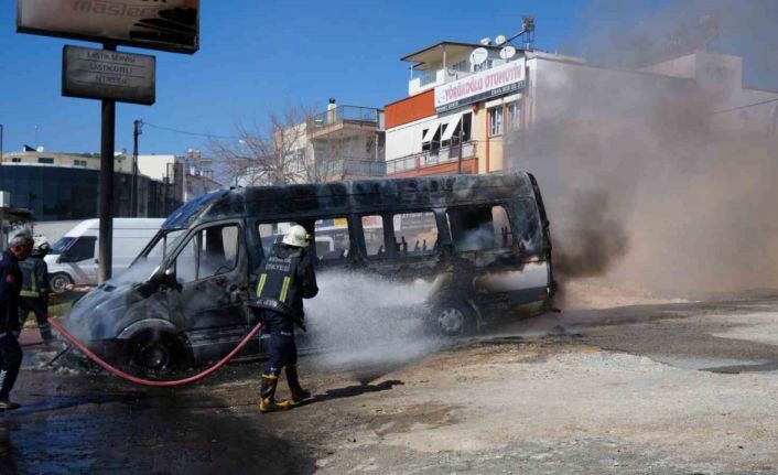 Park halindeki servis ve otomobil alev alev yandı, araç sahibi kriz geçirdi