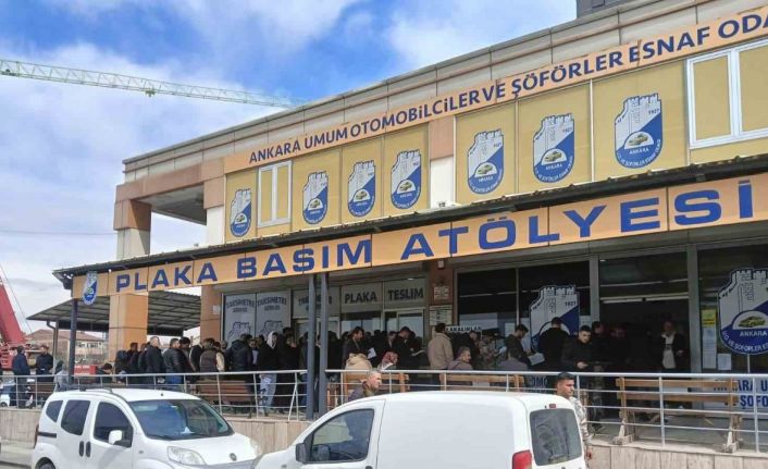 Plakasının yazı sitili standartlara aykırı olan sürücüler ceza yememek için plaka basım atölyesinde uzun kuyruklar oluşturdu