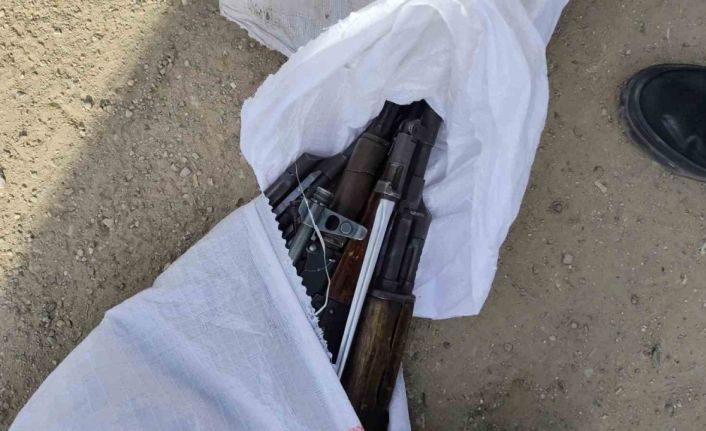 Polisten kaçarken içi kalaşnikof dolu çuvalı yola atan şahıslar yakayı ele verdi