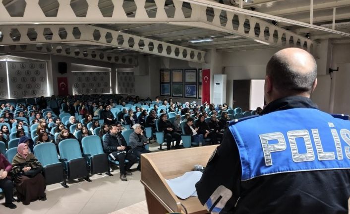 Polisten kız meslek lisesi öğrencilerine yönelik eğitim