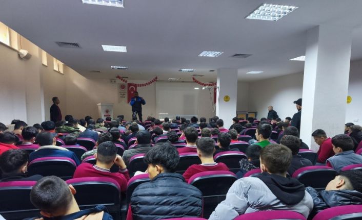 Polisten Niğde’de vatandaş ve öğrencilere yönelik bilgilendirme çalışmaları