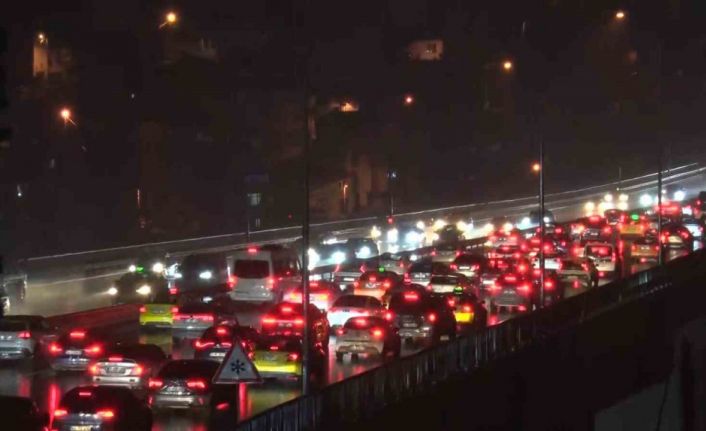 Ramazan Bayramı’nın ikinci gününde gece saatlerinde köprü trafiği devam ediyor