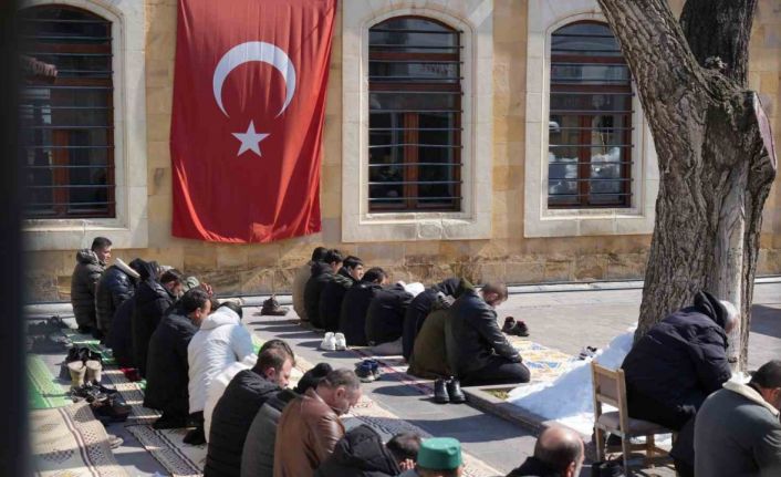 Ramazan’ın son Cuma namazında yoğunluk: Bayburt’ta camilere sığmayan cemaat avluda saf tuttu