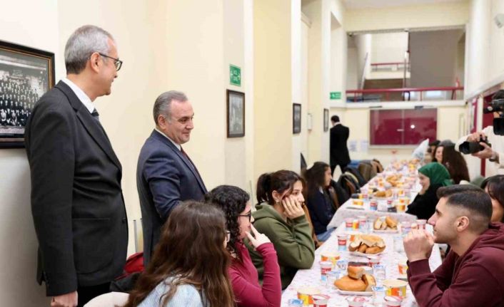 Rektör Prof. Dr. Altun, Eczacılık Fakültesi öğrencileri ile iftar yaptı