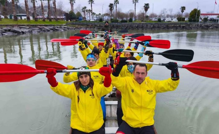 Renkli çoraplarla kürek çekip, Down sendromuna dikkat çektiler
