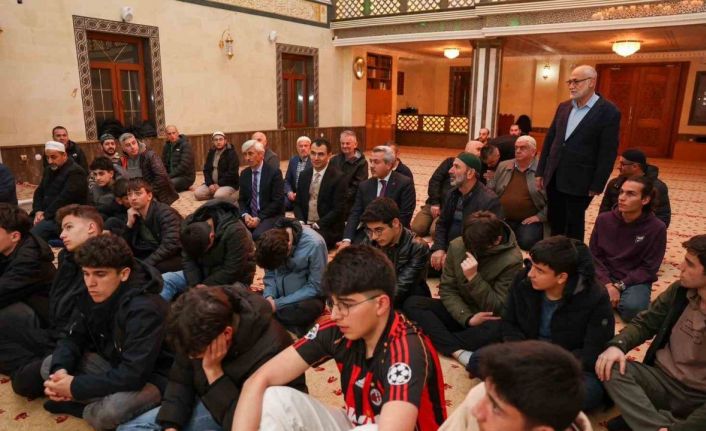 Rize’de öğrenciler cemaati az olan camilerde teravih namazında buluşuyor