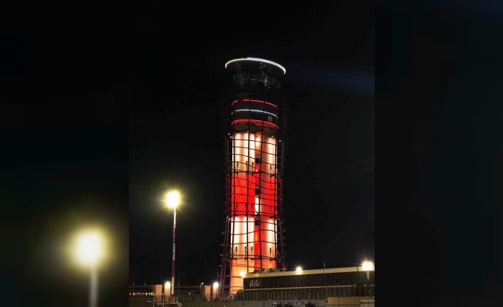 Sabiha Gökçen’de Çanakkale ruhu gökyüzüne yansıdı: ATC, Türk bayrağı renkleriyle aydınlatıldı