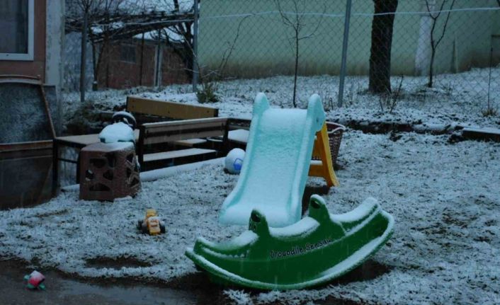 Sakarya merkezde yağmur, yaylada kar: Yüksek kesimler bayrama beyaz örtü ile girdi