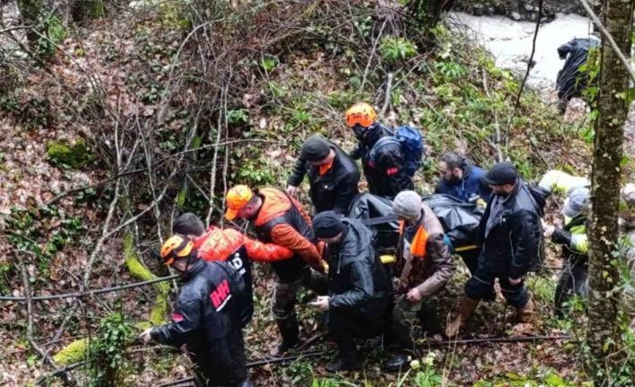 Sakarya’da iki gündür haber alınamayan vatandaşın cansız bedeni zorlu araziden çıkartıldı