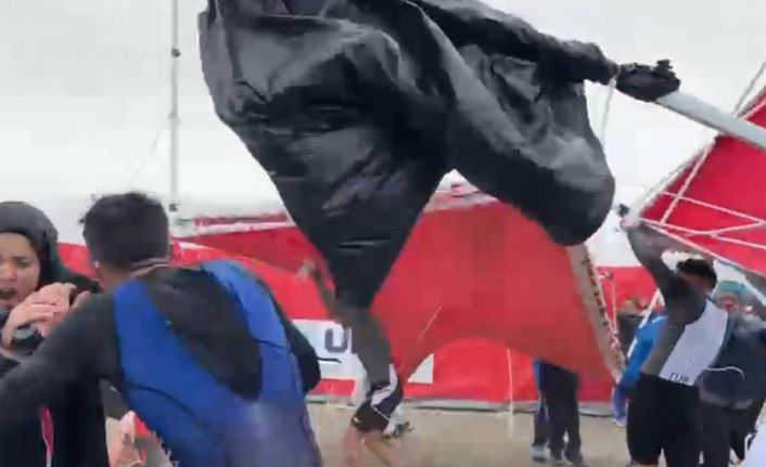 Salda Duatlonu Türkiye Kupası’nda şiddetli rüzgar çadır ve bariyerleri uçurdu, o anlar kameralara yansıdı