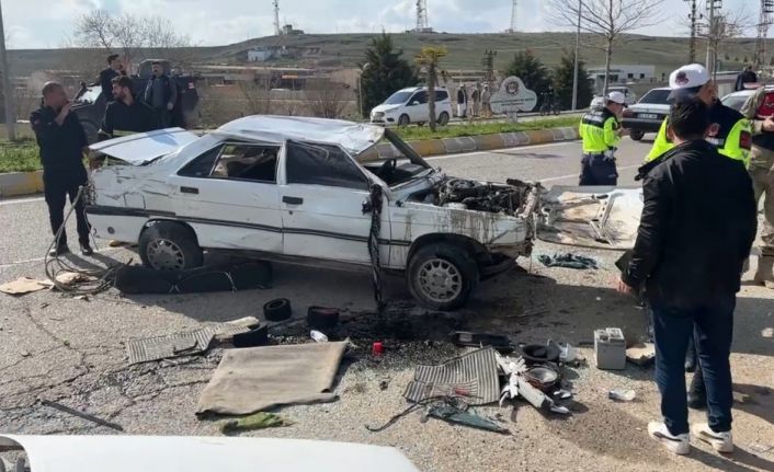 Şanlıurfa’da karşı şeride geçen otomobil ters döndü: 1’i ağır 3 yaralı