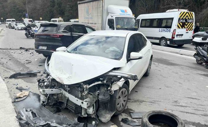 Sarıyer’de otomobil karşı şeride geçti, 4 araç birbirine girdi:  4 yaralı