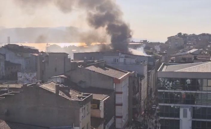 Şehir merkezinde korku dolu anlar: Depo yandı, dumandan göz gözü görmedi