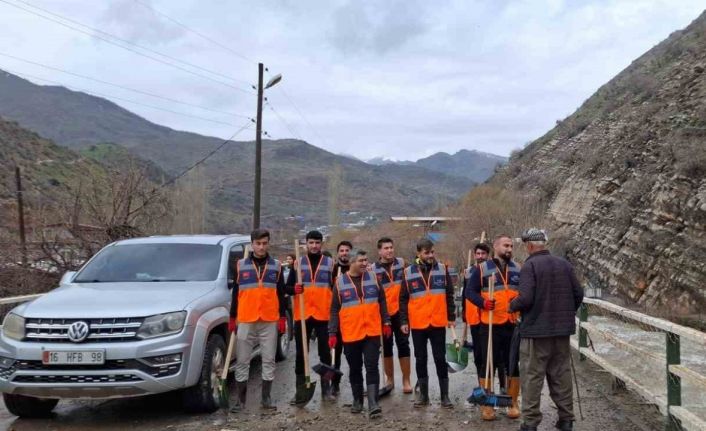 Sel sonrası 50 hayvan telef oldu, 2 ahır kullanılamaz hale geldi