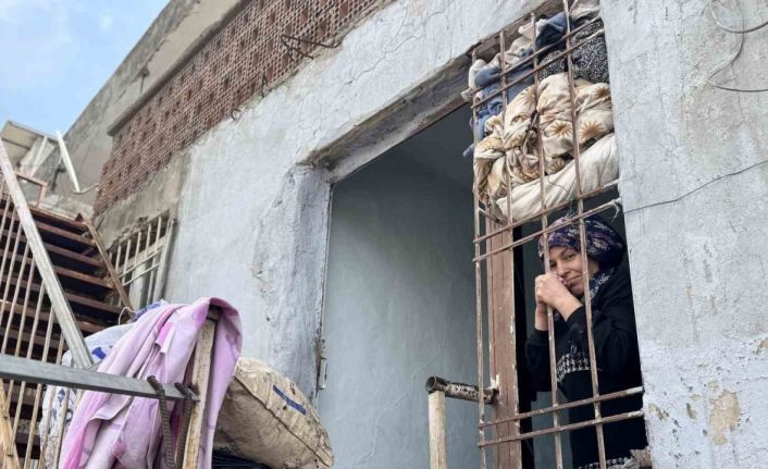 Şiddet ve kuma gerçeğine rağmen 4 çocuğu için mücadele ediyor