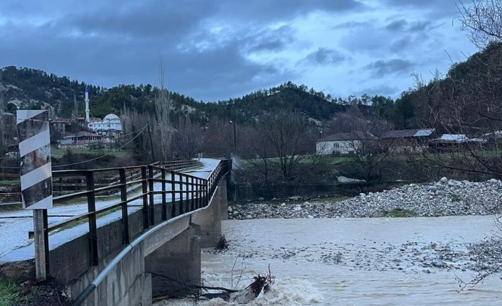 Şiddetli yağışların kullanılamaz hale getirdiği Sarıkavak Köprüsü 110 milyona yeniden yapılacak