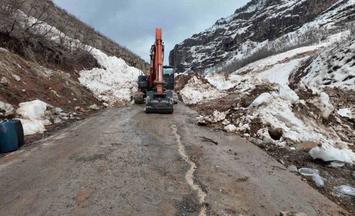Şırnak’ta çocuklardan alkışlanacak hareket: Yolların açılması için günlerdir çalışan işçilere yemek götürüyorlar