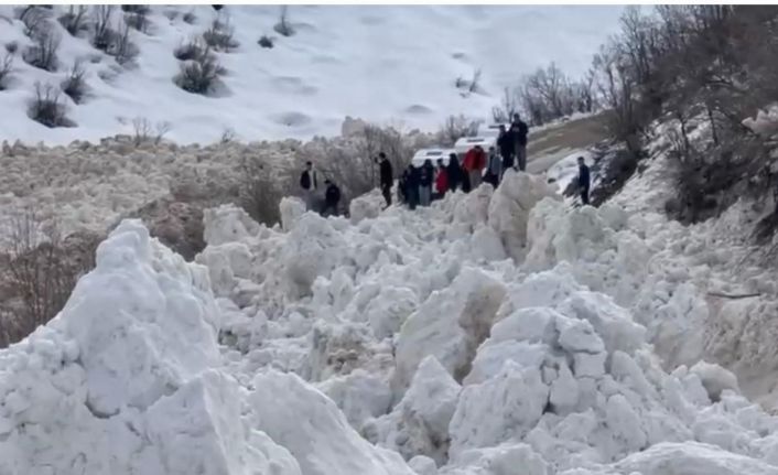 Şırnak’ta facianın eşiğinden dönüldü: Öğrencileri taşıyan servis çığ altında kalmaktan son anda kurtuldu