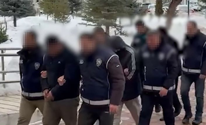 Sivas’ta 111 düzensiz göçmen yakalandı, 19 göçmen kaçakçısı hakkında işlem yapıldı