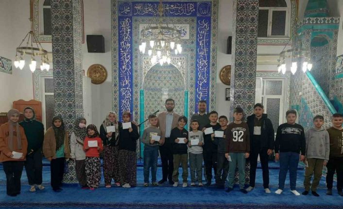 Son teravih namazının ardından camiye devam eden çocuklara harçlık ödülü verildi