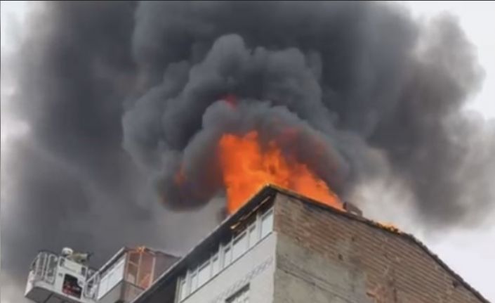 Sultangazi’de 6 katlı binada yangın paniği yaşandı, 2 kişi dumandan etkilendi