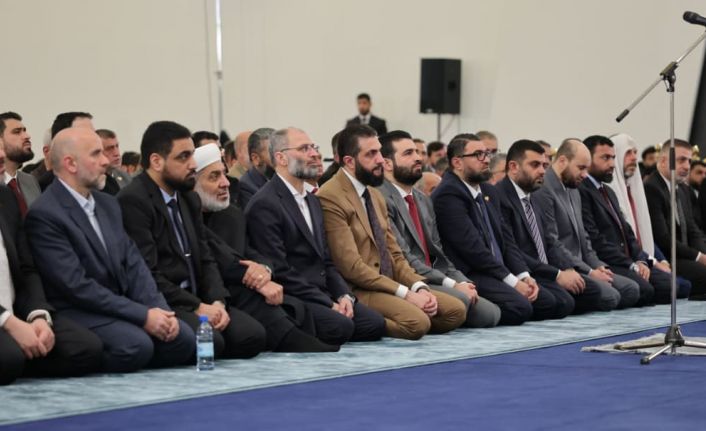 Suriye Devlet Başkanı Başkan eş-Şara, bayram namazını Halk Sarayı’nda kıldı